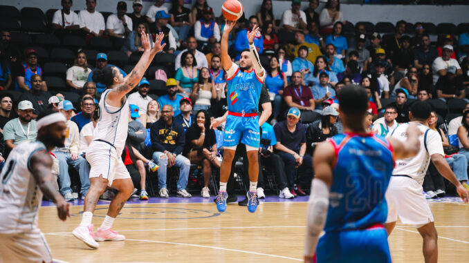 EVANDER ORTIZ EN CANASTO DE TRES PUNTOS