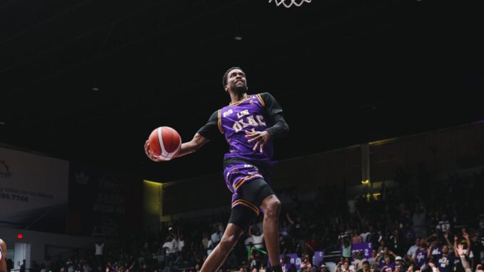 SIMMONS EN ESPECTACULAR DONQUEO